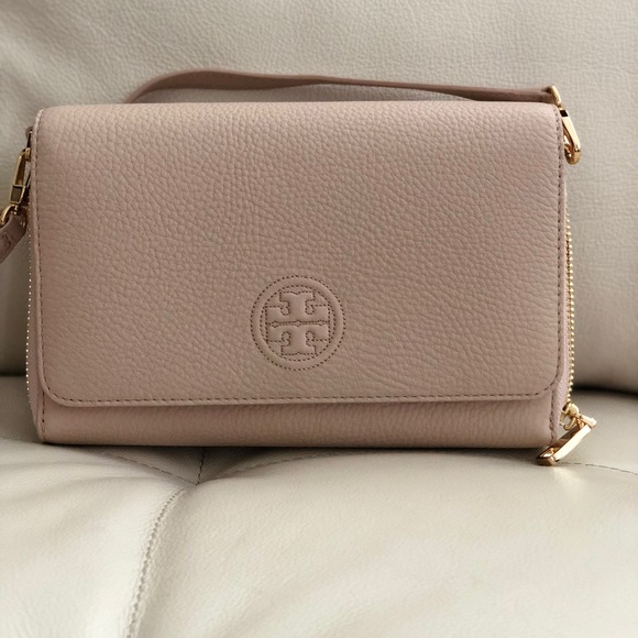 Tory Burch Handbags - Tory Burch Bombe Flat Wallet Crossbody Light Oak